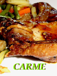 Una foto de Chuletas de cerdo con soja, miel y salteado de verduras