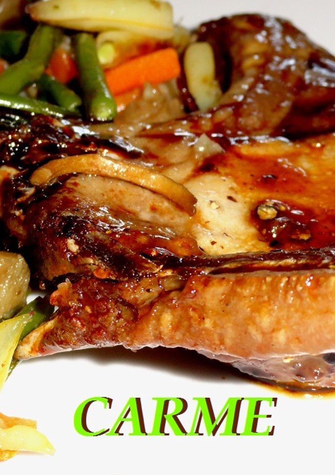 Una foto de Chuletas de cerdo con soja, miel y salteado de verduras