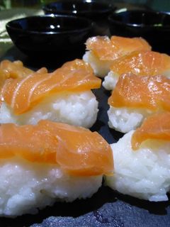 Una foto de Nigiri o sushi de salmón