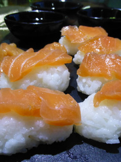 Una foto de Nigiri o sushi de salmón