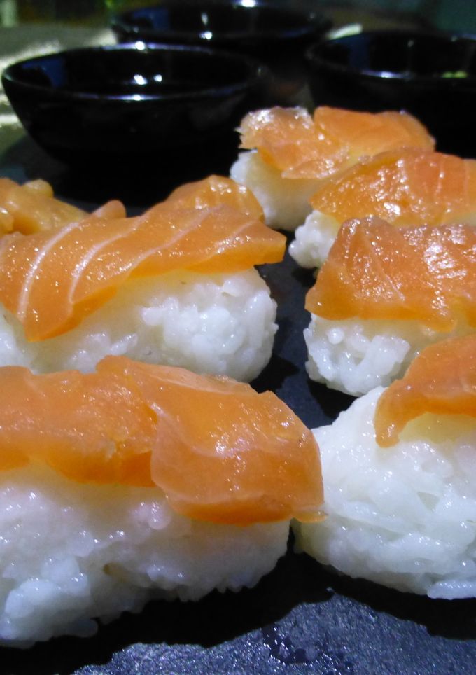 Una foto de Nigiri o sushi de salmón