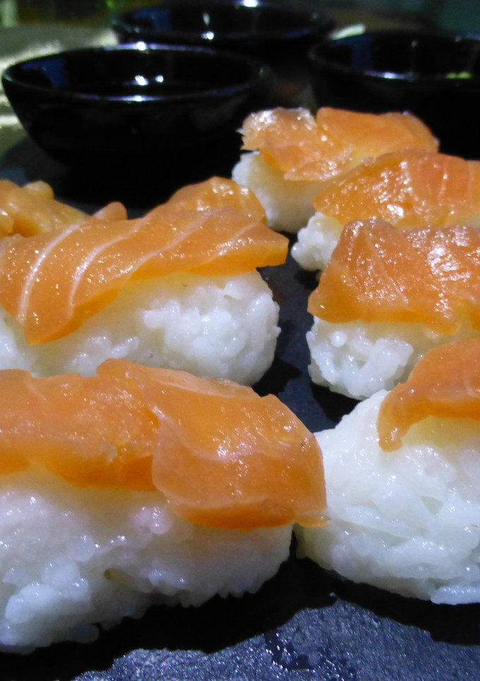 Una foto de Nigiri o sushi de salmón