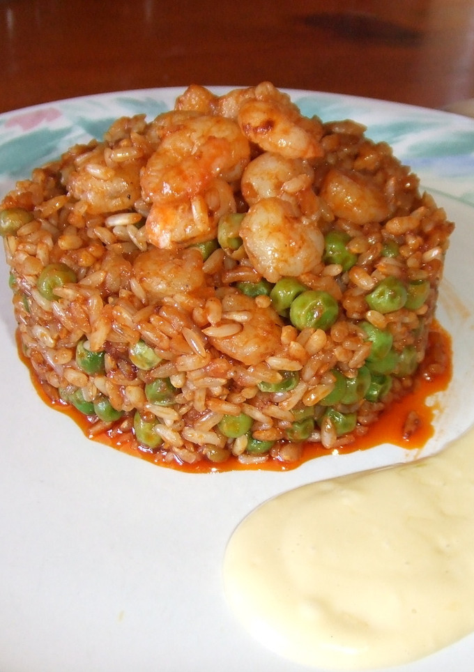 Una foto de Arroz integral con gambas y mayonesa de ajo