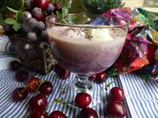 Una foto de helado de cerezas con nata