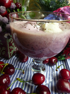 Una foto de Batido de cerezas con helado de nata y virutas de chocolate