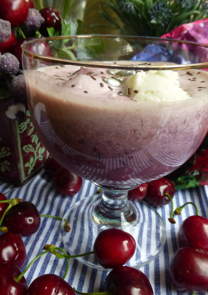Una foto de Batido de cerezas con helado de nata y virutas de chocolate