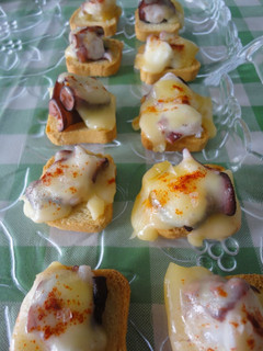 Una foto de Minitostas de pulpo y queso de tetilla