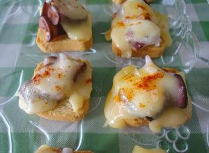 Una foto de Minitostas de pulpo y queso de tetilla