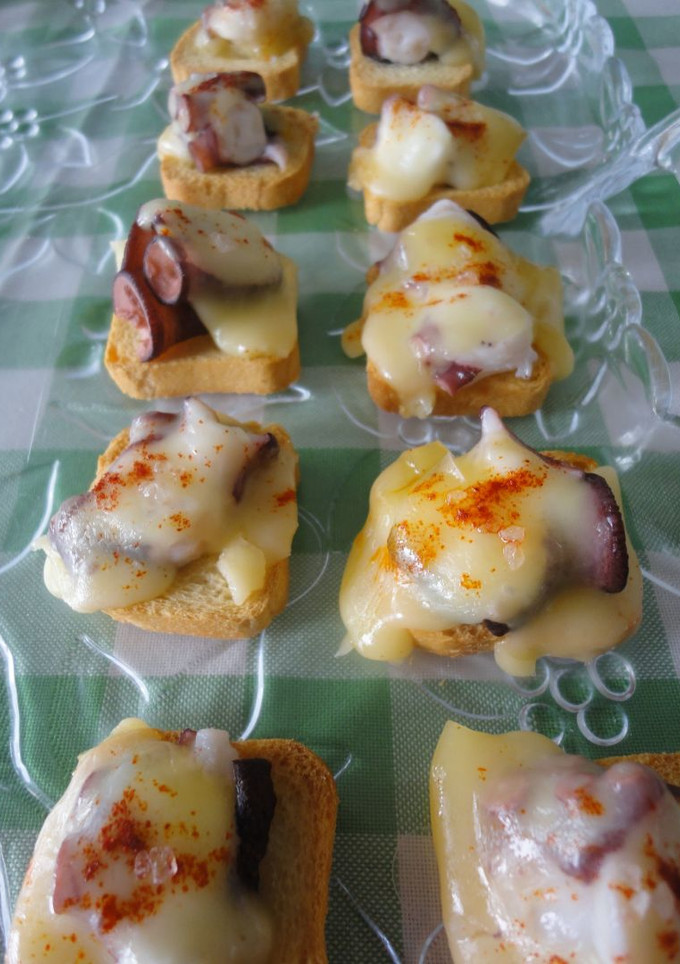 Una foto de Minitostas de pulpo y queso de tetilla