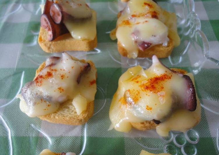 Minitostas de pulpo y queso de tetilla
