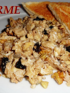 Foto principal de Revuelto de huevo con nueces, pasas y coco