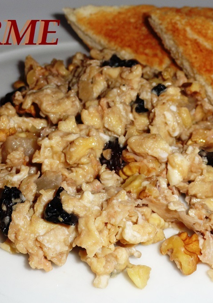 Una foto de Revuelto de huevo con nueces, pasas y coco