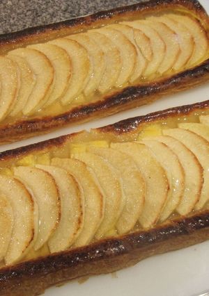 Una foto de Tarta de hojaldre con crema pastelera y manzanas