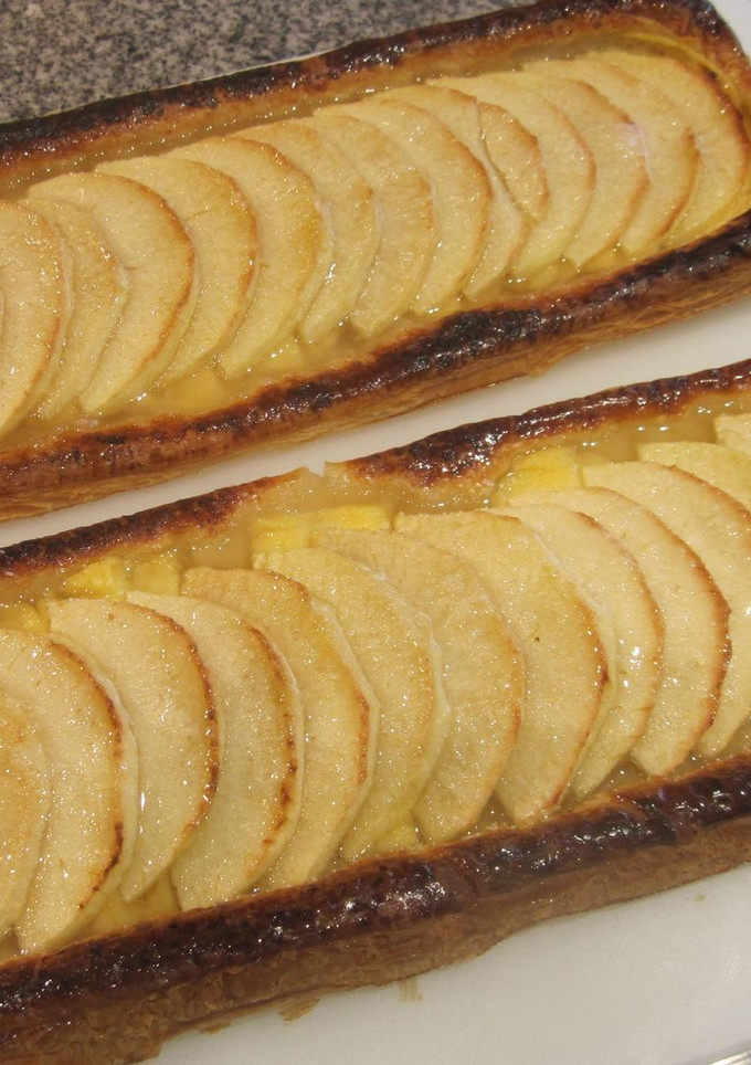 Una foto de Tarta de hojaldre con crema pastelera y manzanas