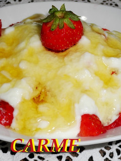 Una foto de Fresones con yogur y miel