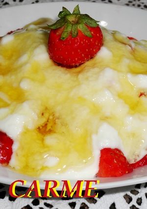 Una foto de Fresones con yogur y miel