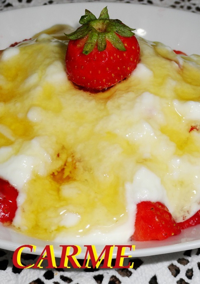 Una foto de Fresones con yogur y miel