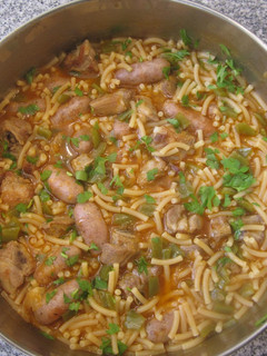 Una foto de Fideos a la cazuela con costilla de cerdo y salchichas