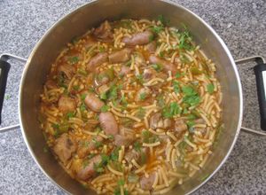Foto principal de Fideos a la cazuela con costilla de cerdo y salchichas
