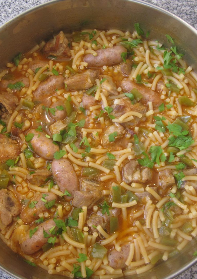 Una foto de Fideos a la cazuela con costilla de cerdo y salchichas