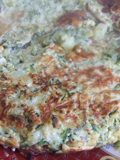Una foto de Tortilla de calabacines, brécol y cebolleta con piñones