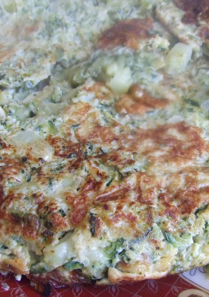 Una foto de Tortilla de calabacines, brécol y cebolleta con piñones