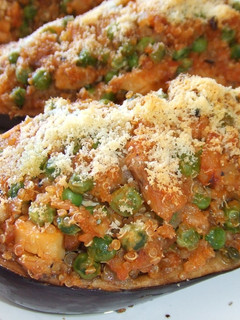 Una foto de Berenjenas rellenas de quinoa y pollo