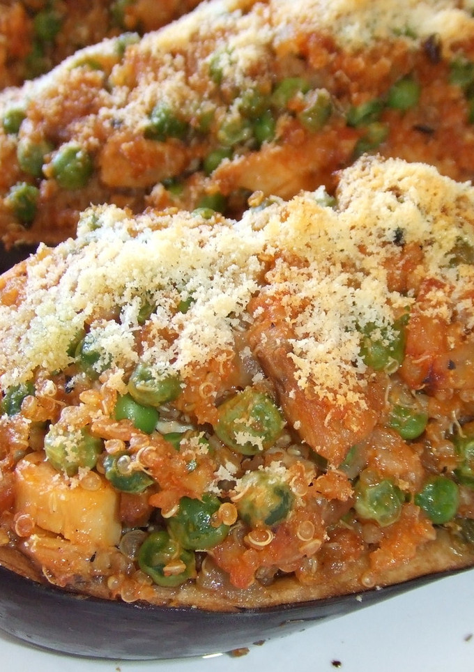 Una foto de Berenjenas rellenas de quinoa y pollo