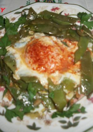 Una foto de Judías verdes al ajillo con huevos escalfados al pimentón