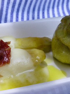 Una foto de Alcachofas con espárragos queso y crujiente de jamón