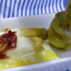 Alcachofas con espárragos queso y crujiente de jamón