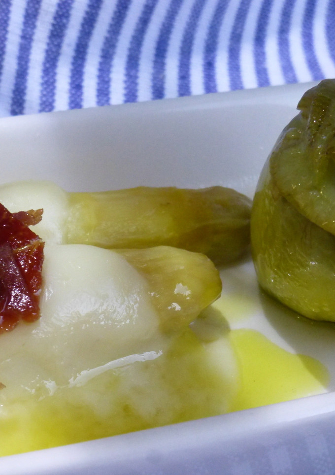 Una foto de Alcachofas con espárragos queso y crujiente de jamón