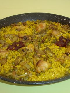 Una foto de Paella de pollo, alcachofas y guisantes