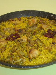 Una foto de Paella de pollo, alcachofas y guisantes