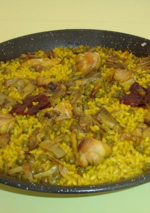 Una foto de Paella de pollo, alcachofas y guisantes