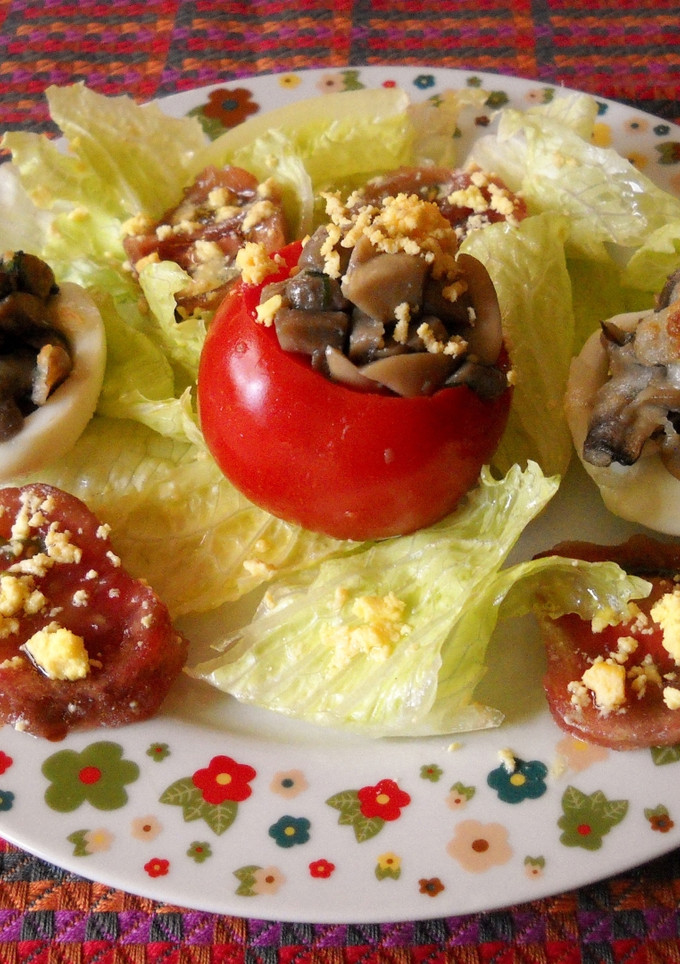 Una foto de Huevos rellenos con champiñones al ajillo