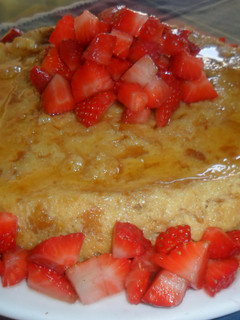 Una foto de Puding con fresas acarameladas