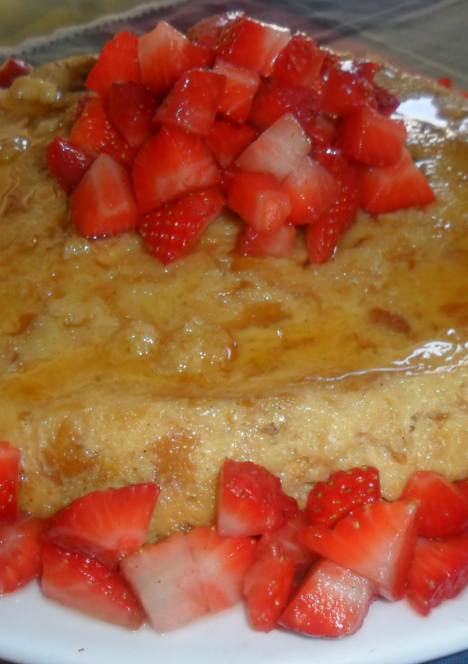 Una foto de Puding con fresas acarameladas