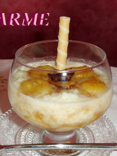Una foto de Arroz con leche y plátano acaramelado