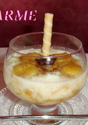 Una foto de Arroz con leche y plátano acaramelado