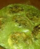 Tortitas de cebollines en salsa verde