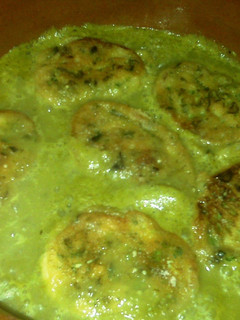 Una foto de Tortitas de cebollines en salsa verde