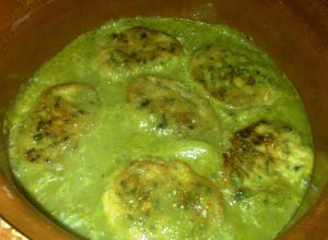 Una foto de Tortitas de cebollines en salsa verde