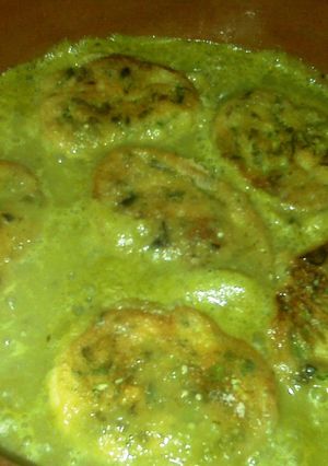Una foto de Tortitas de cebollines en salsa verde
