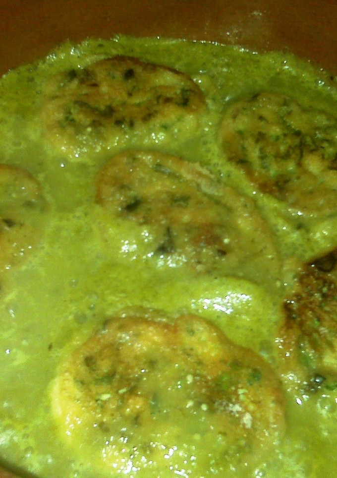 Una foto de Tortitas de cebollines en salsa verde