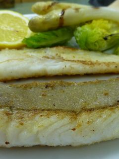 Una foto de Filetes de gallo con cogollos y espárragos