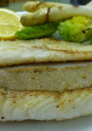 Una foto de Filetes de gallo con cogollos y espárragos
