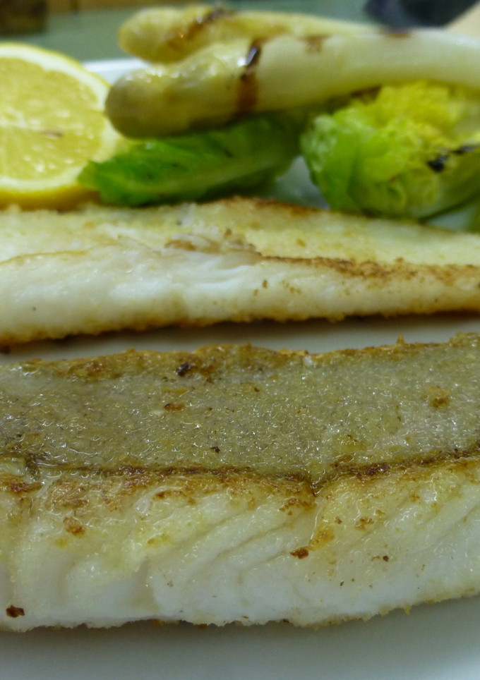 Una foto de Filetes de gallo con cogollos y espárragos