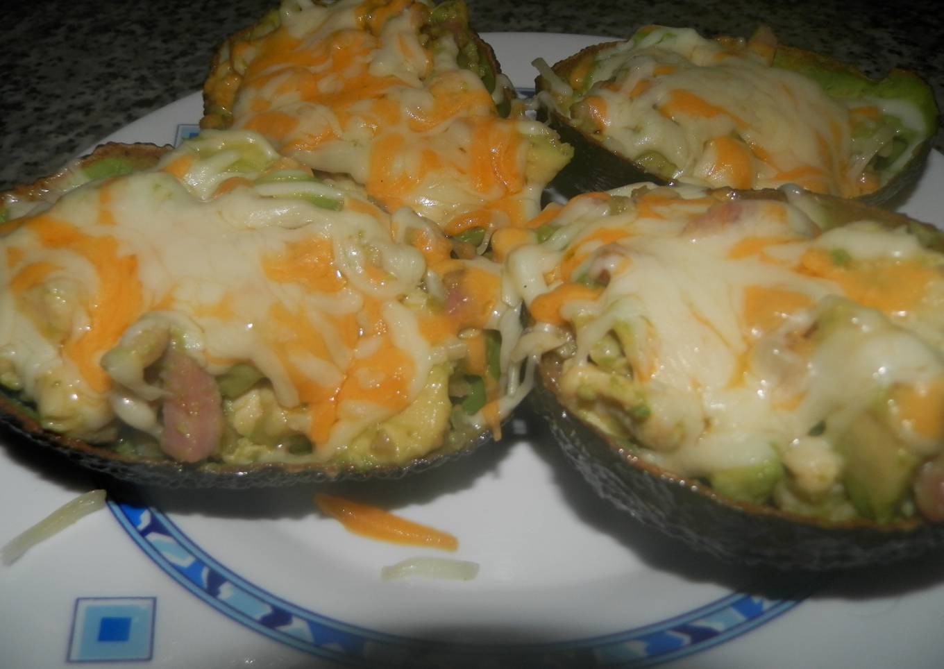 Aguacates rellenos de pollo y beicon<br />
