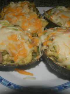 Una foto de Aguacates rellenos de pollo y beicon